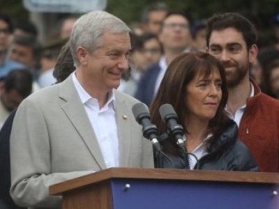 Kast invita a invita a irregulares a abandonar el país y cuando estén con sus papeles en regla puedan reingresar